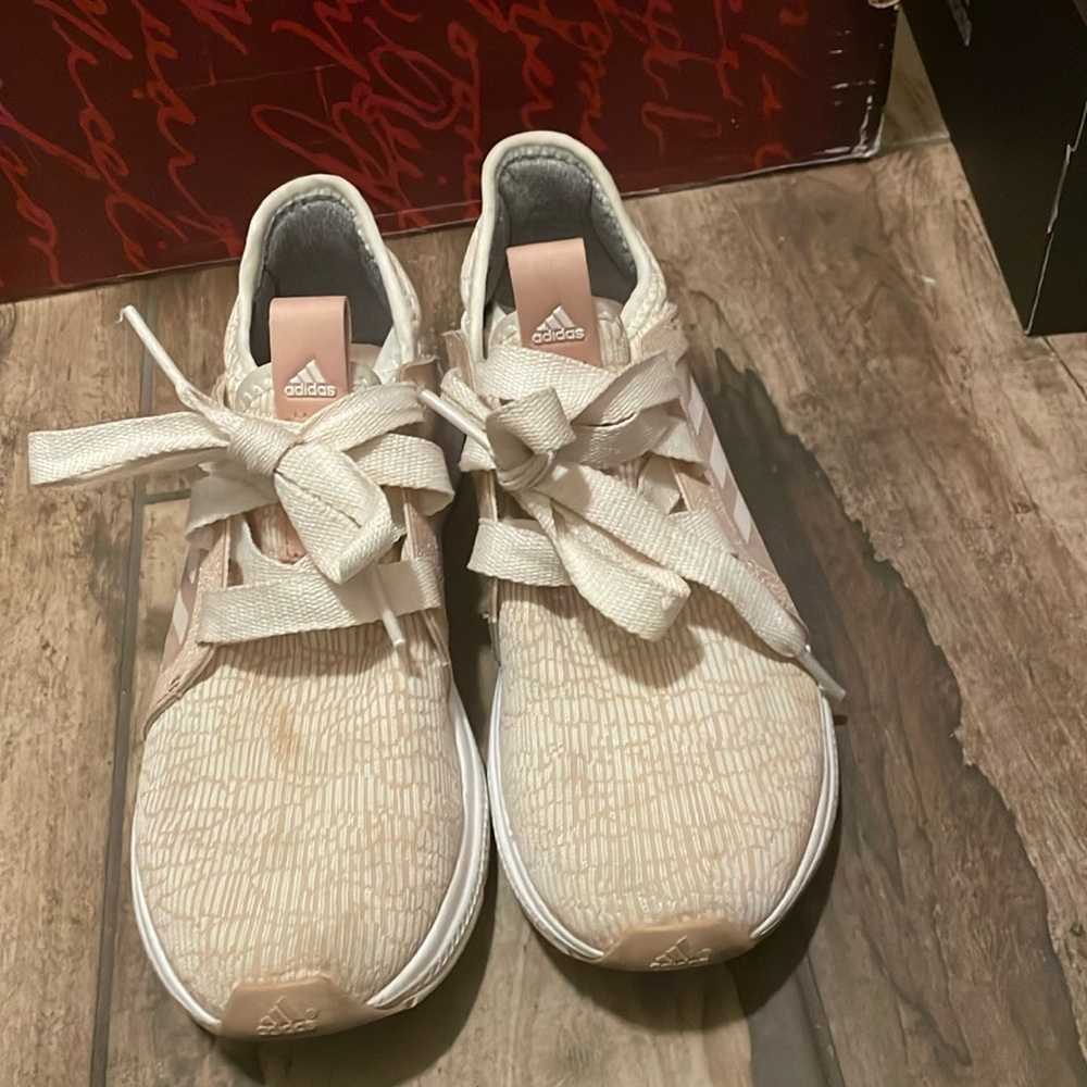 Women Edge lux tennis shoes